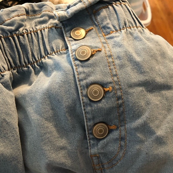 Light wash denim shorts - Picture 3 of 4